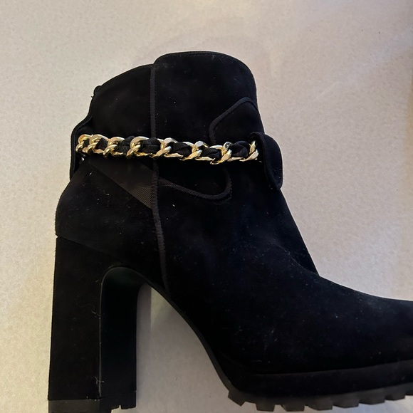 Karl Lagerfeld black ankle boots with gold chain. - Picture 3 of 3